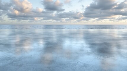 Obraz premium Light reflects off of water at cloudy horizon