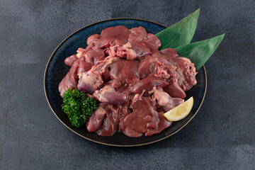 鶏の生のレバーとハツ Raw chicken liver and hearts
