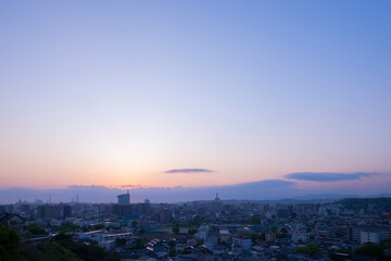Obraz premium 大分市の夜明けと朝焼けの空