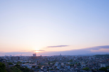 大分市の夜明けと朝焼けの空
