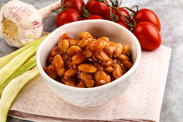 White baked bean in tomato sauce
