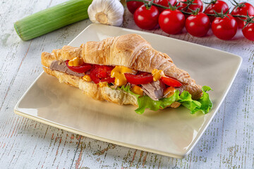 Croissant with tuna, tomato and salad