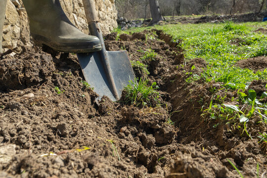  Digging  with Round-Point Shovel