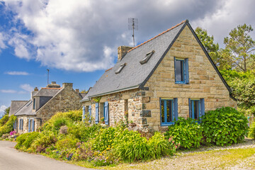 Idyllic cottage with a flowering garden by a road on the french countryside © Lars Johansson