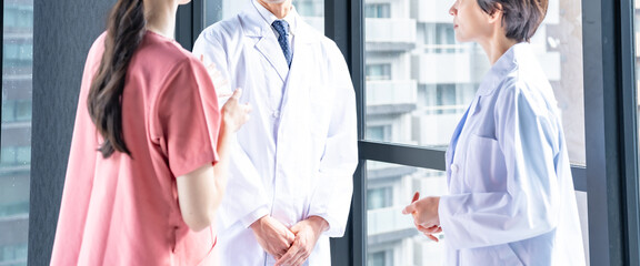 立って話す医療関係者