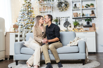 Obraz premium A happy couple shares a joyful moment while hanging, Christmas tree at home.