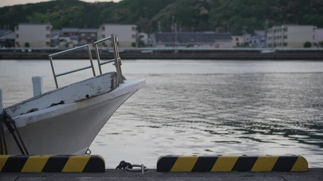 漁港に停泊している船