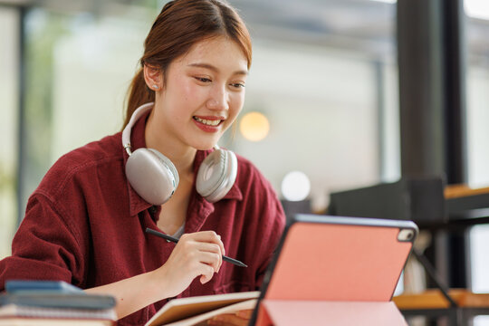 University Student Thinking Images – Browse 140,392 Stock Photos, Vectors,  and Video | Adobe Stock