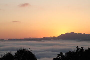 雲海に浮かぶ山々