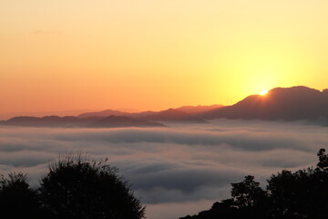 雲海に浮かぶ山々