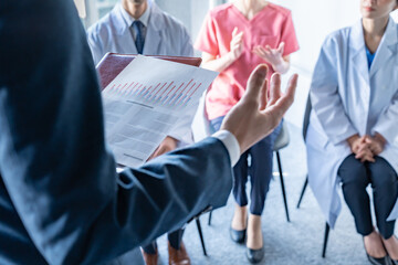 医療従事者に説明するビジネスマン