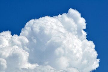 Naklejka premium A scenic image featuring a blue sky and a fluffy white cloud