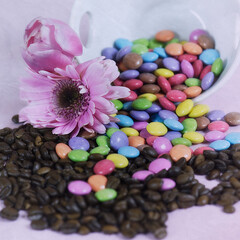 Dekoration mit Süßigkeiten, Kaffeebohnen und Blumen