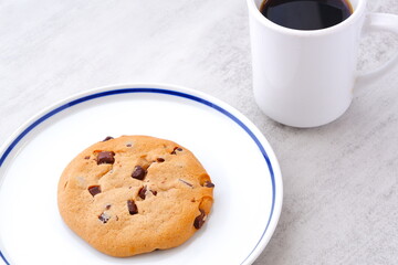 チョコレートがたっぷり入ったチョコチップクッキー、淹れたてのコーヒーで、コーヒーブレイク
