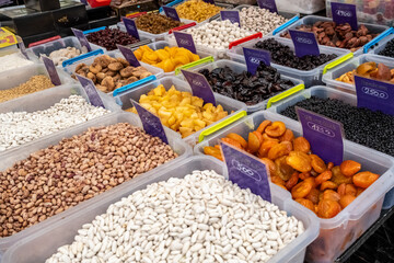 Getrocknete Früchte und Hülsenfrüchte in offenen Boxen auf dem Markt