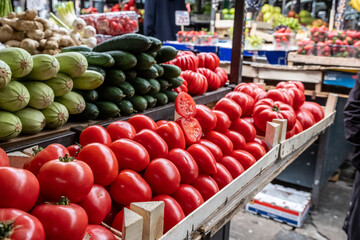 Frisches Gemüse auf Wochenmarkt mit Tomaten, Zucchini und Gurken