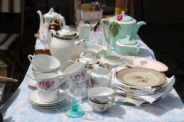 Vaisselle sur le vide grenier