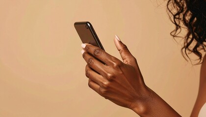 女性の手のディテールが際立つベージュ背景の静謐なスマホシーンのクローズアップ

