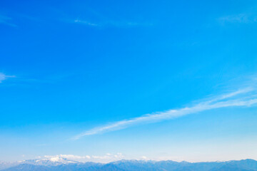遠くに雪山と青空