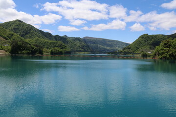 八ッ場ダム。エメラルドグリーンの水を湛える八ッ場吾妻湖。