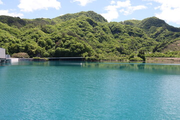 Fototapeta premium 八ッ場ダム。エメラルドグリーンの水を湛える八ッ場吾妻湖。