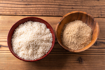 精米した白米と米ぬか