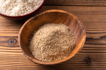 精米した白米と米ぬか