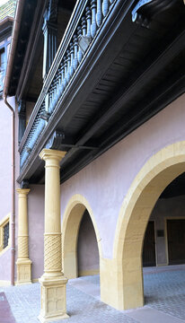 Les colonnes jaunes de l'ancienne douane, dit aussi Ko&iuml;fhus &agrave; Colmar.
