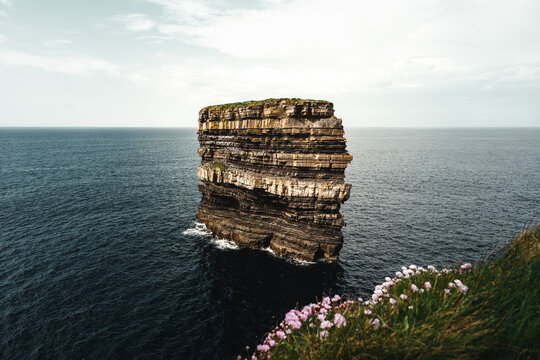 Der majest&auml;tische D&uacute;n Briste Sea Stack bei Downpatrick Head