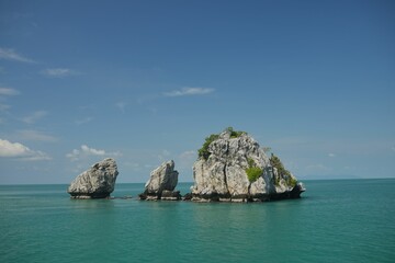 Naklejka premium Rocky Outcrops in Turquoise Sea