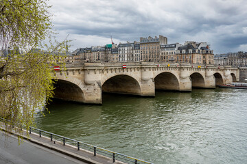 Fototapeta premium Parisian bridge over the Seine river on a cloudy day