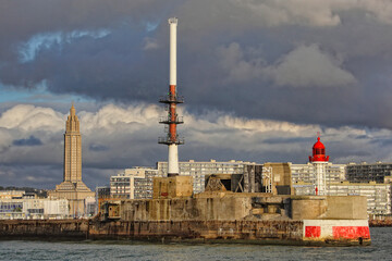 Port du Havre la digue nord  et l'&eacute;glise Saint-Joseph
