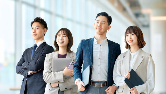 多様なメンバーで構成されたビジネスチーム,前向きに歩む企業イメージ, Confident Business Team Walking Together in a Modern Office