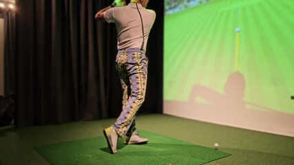 Improving golf skills indoors using advanced simulation technology at a training facility