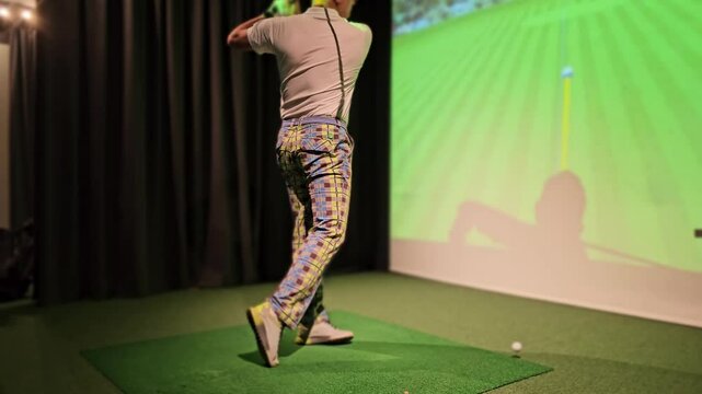 Improving golf skills indoors using advanced simulation technology at a training facility