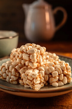 Puffed Wheat Squares crujientes en plato retro 03