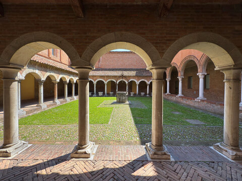 chiostro del museo della cattedrale di ferrara in italia, cloister of the cathedral museum of ferrara in italy
