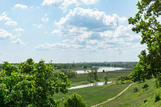 Wandern im idyllischen Oderbruch in Brandenburg, Deutschland im Fr&uuml;hling