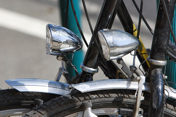 gros plan sur des phares de vélos de ville