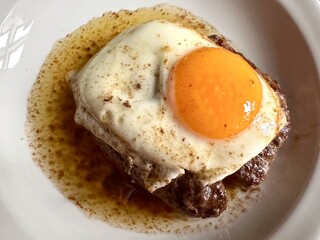 Œuf à cheval sur un steak 