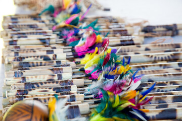 Fototapeta premium Artefatos indígenas coloridos e feitos à mão revelam a rica cultura e sabedoria ancestral em cada trama.