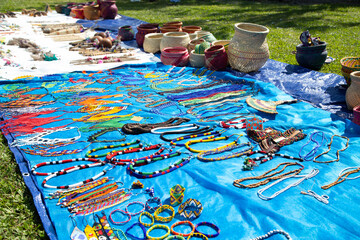 Artefatos indígenas coloridos e feitos à mão revelam a rica cultura e sabedoria ancestral em cada trama.