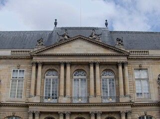 Obraz premium Paris, March 2025 : Visit of the magnificent city of Paris, Capital of France - View on different facades of buildings built by Baron Haussmann