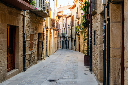 Fototapeta Narrow streets and alleyways in the town of Laguardia, Basque Country, Spain