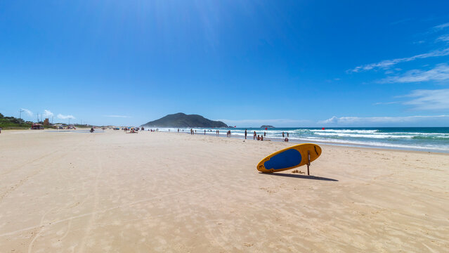 prancha de surf e  a praia do Santinho Ingleses Florianopolis SC Brasil