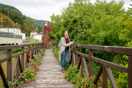 Chica en puente de mader antiguo en fortificacion en Brasov, Rumania