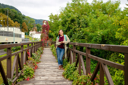 Chica en puente de mader antiguo en fortificacion en Brasov, Rumania