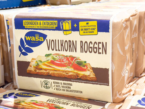 Vollkorn roggen crispbread packages stacked in store display
