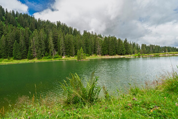 Fototapeta premium Le lac en montagne chatel en France