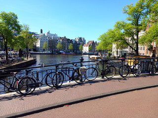 Canali del fiume Amstel nella città di Amsterdam
